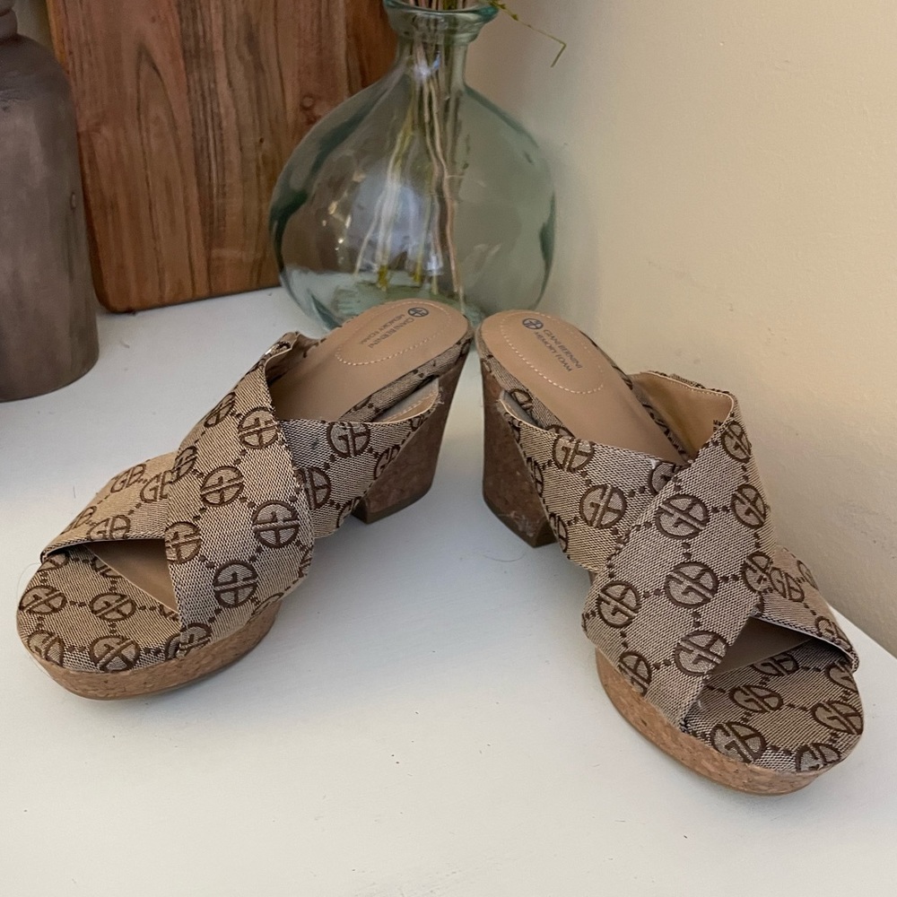 Giani Bernini memory foam heels